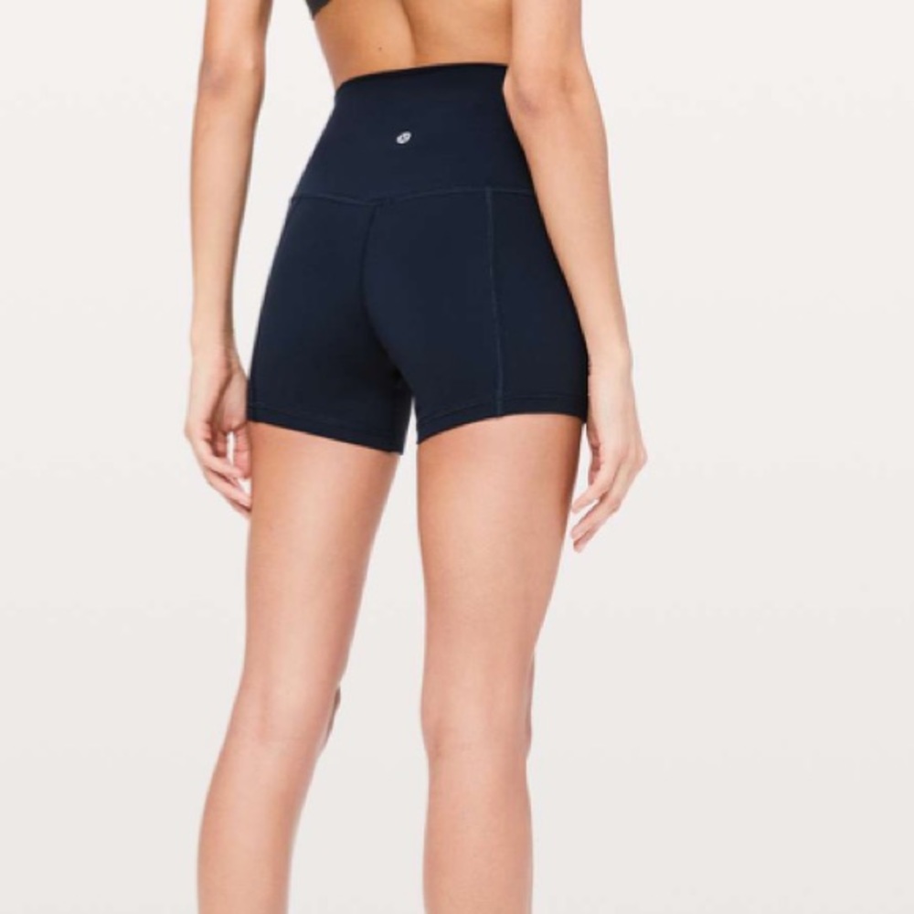 Align short in navy size 4